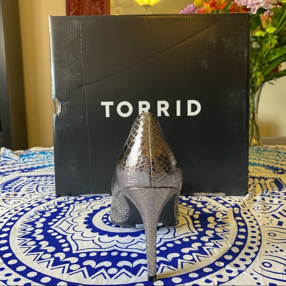 NWT TORRID WIDE WIDTH Pewter Snake Print Pumps - Picture 7 of 14